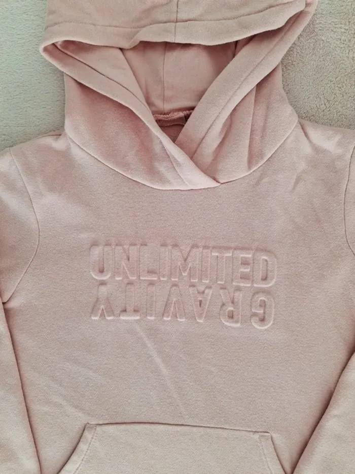 Sweat à capuche Okaïdi 8 ans rose clair avec inscription en relief - photo numéro 3