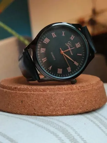 Montre noire métallique, cuir, style vintage élégance