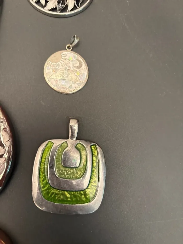 Lot de bijoux fantaisie variés – colliers, pendentifs, bracelets, boucles d’oreilles - photo numéro 8