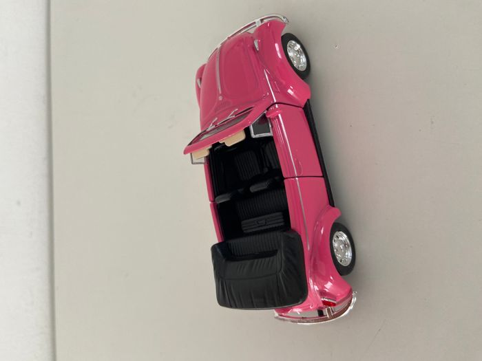Voiture de collection volskwagen Beetle rose - photo numéro 3