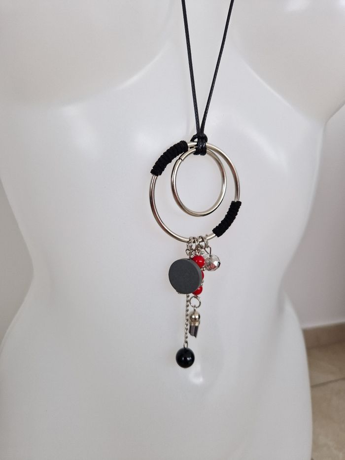 Collier long avec diverses décorations - photo numéro 5
