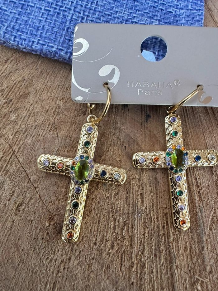 Boucles d’oreilles petites créoles grosse croix incrustées de cristaux habaha Paris - photo numéro 3