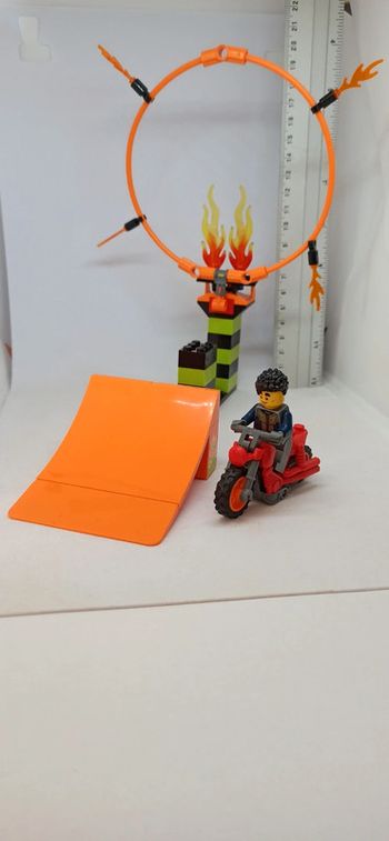 Homme cascadeur sur moto avec tremplin enflammé lego