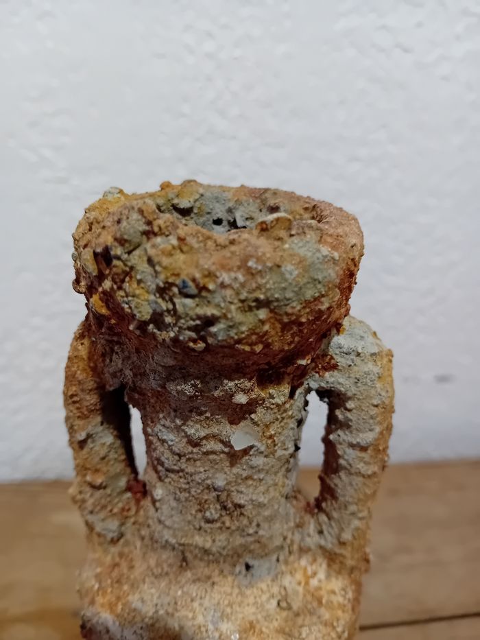 Amphore  rouillée avec son socle rouillé - photo numéro 5