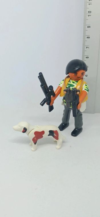 Femme chasseuse avec chien de chasse à courre playmobil