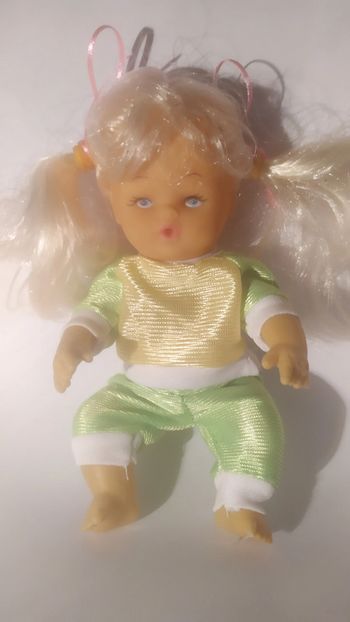 mini poupée blonde plastique