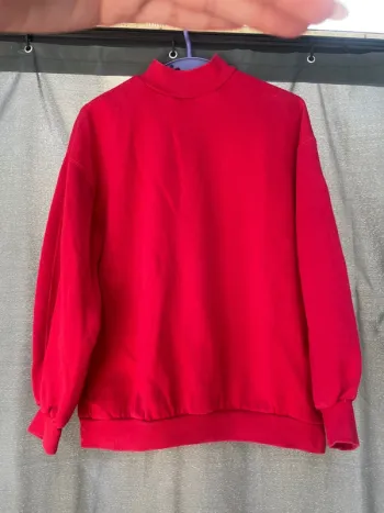 Pull à col rouge