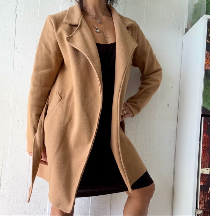 Elégante veste de style peignoir en camel, ceinturée à la taille. - photo numéro 10
