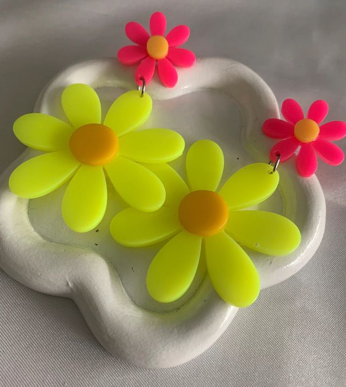 Grandes boucles d’oreilles xxl fleur rose et jaune fluo - photo numéro 5