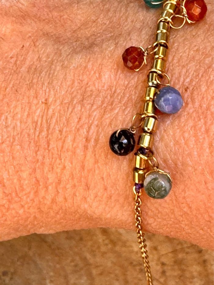 Bracelet chaîne réglable perles dorées et couleurs en breloques - photo numéro 2