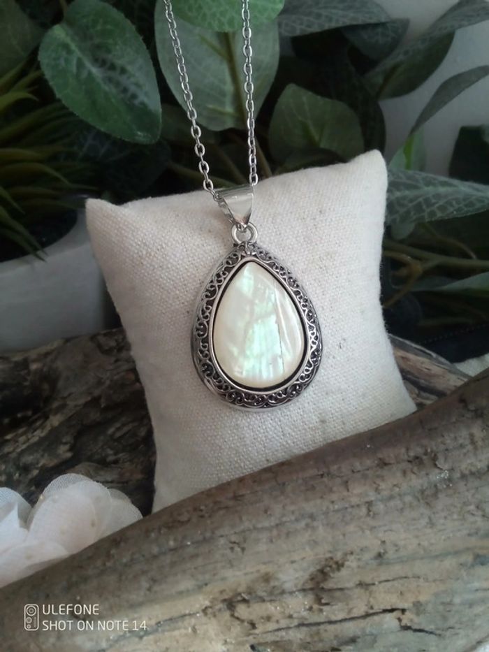 Collier pendentif de nacre blanche lumineuse