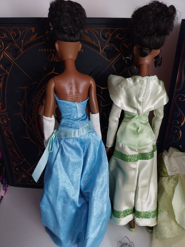 3 Poupées Tiana Restaurant Serveuse et en robe bleue et couronne + tenue verte princesse Disney - photo numéro 9