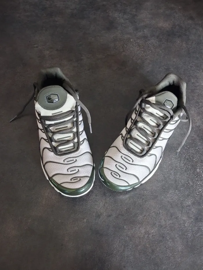 Nike Air Max Plus TN – Requin – Cargo Kaki / Khaki – Vert – Noir – Blanc – 38.5 – Neuf