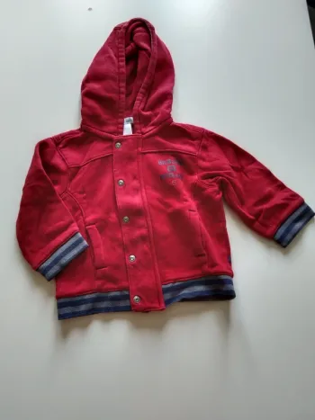 gilet zippé rouge avec capuche zip + boutons okaidi garcon 12 mois