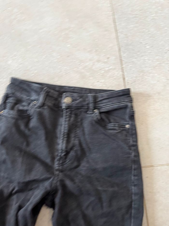 Jean noir Bershka, en bon état mais il y a une petite trace, 32x100cm - photo numéro 2