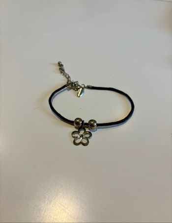 Bracelet fleur en métal argenté sur cordon noir