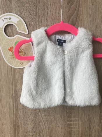 Gilet sans manche fausse fourrure