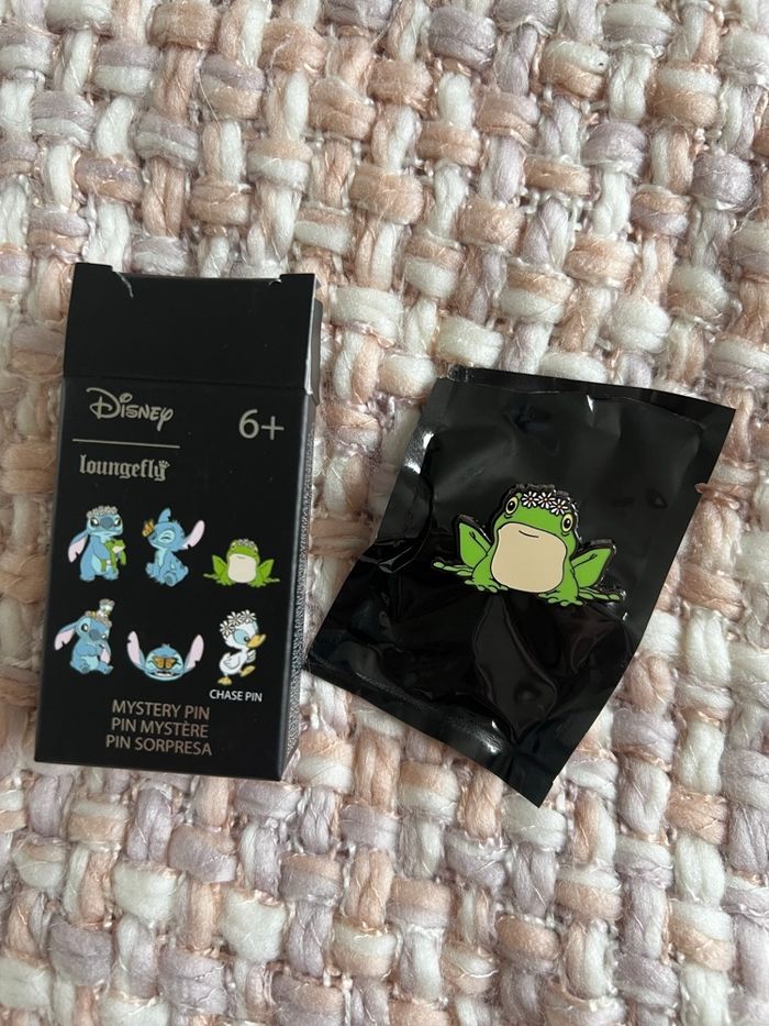 Pin Loungefly Disney Stitch Springtime