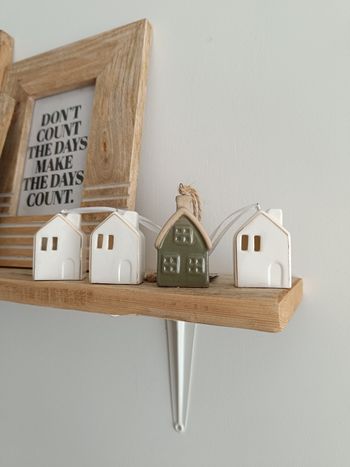 Lot de petites maisons en céramique