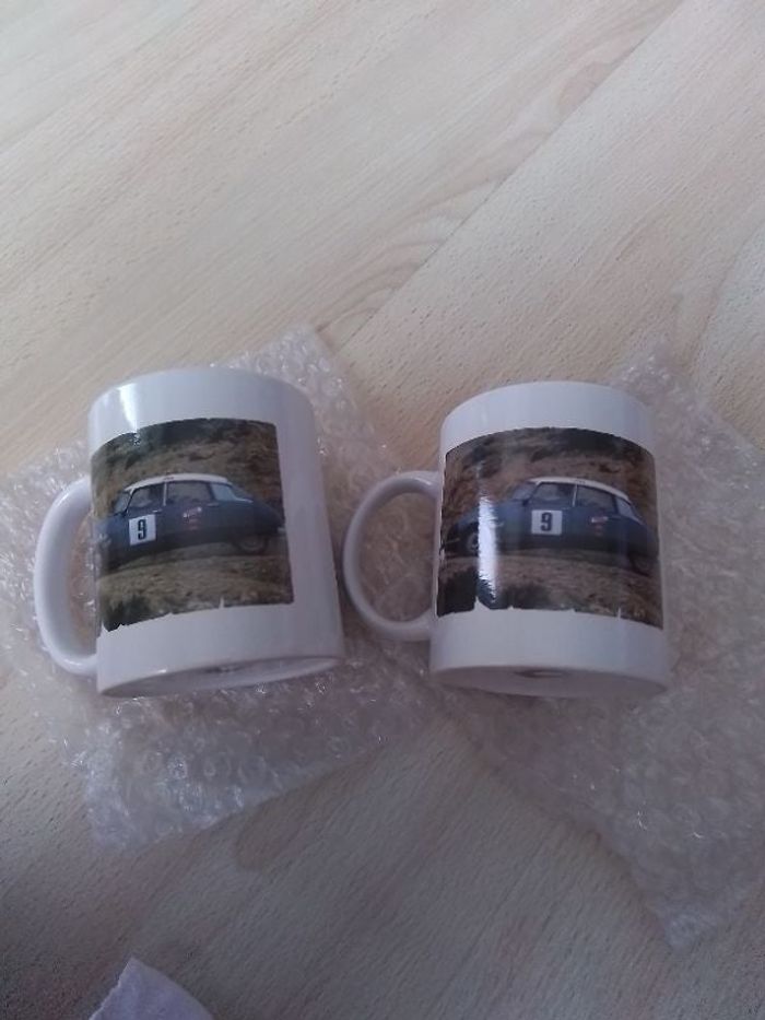 2 mugs vintage