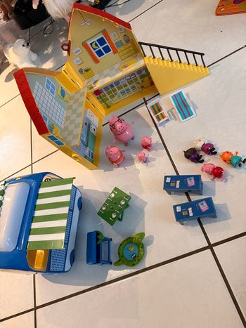 Camping car, maison de vacance et tables école peppa pig