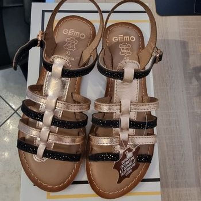 NEUVES (NON PORTÉES)🏷😍🤩🩷SUPERBES sandales pointure 33 Fille ⚘️⚘️(ferme) - photo numéro 2