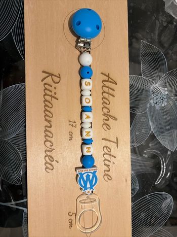 Attache tétine OM personnalisée 