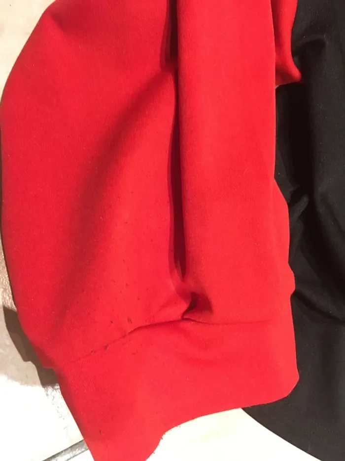 Joli sweat-shirt noir manches rouges en 48 de chez Shein Curve excellent état - photo numéro 8