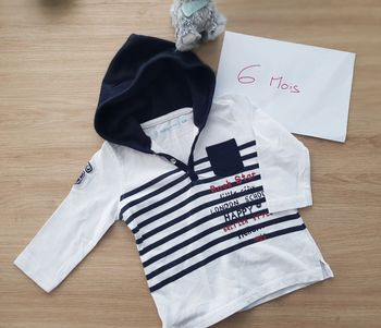 Tee-shirt manches longues à capuche