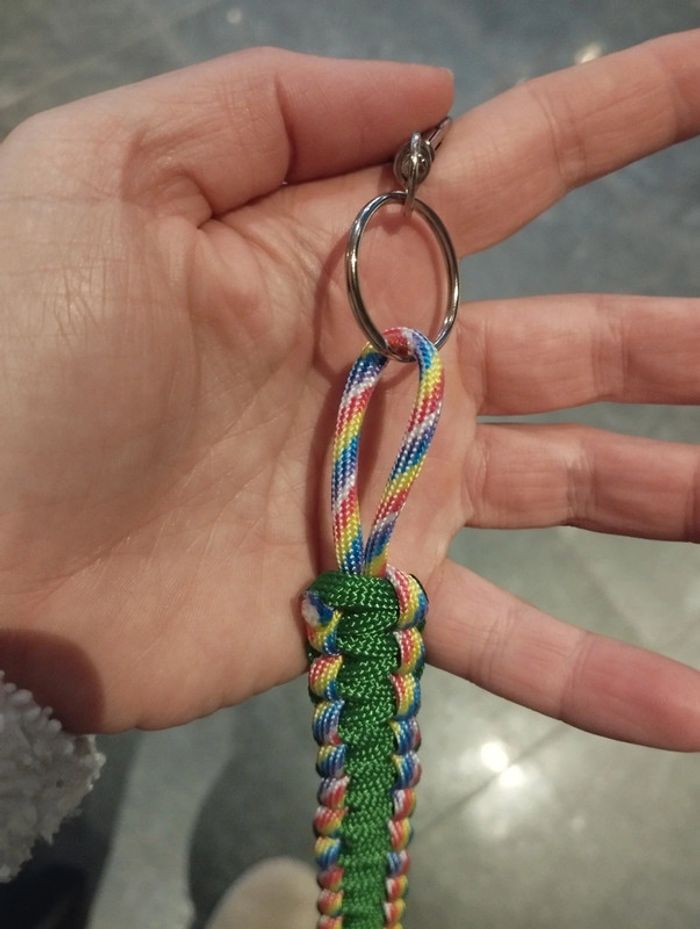 Porte clés en paracorde fait main vert et multicolore - photo numéro 3