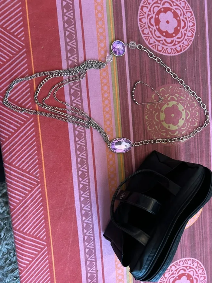 Lot de bijoux divers et sa vanity offerte - photo numéro 4