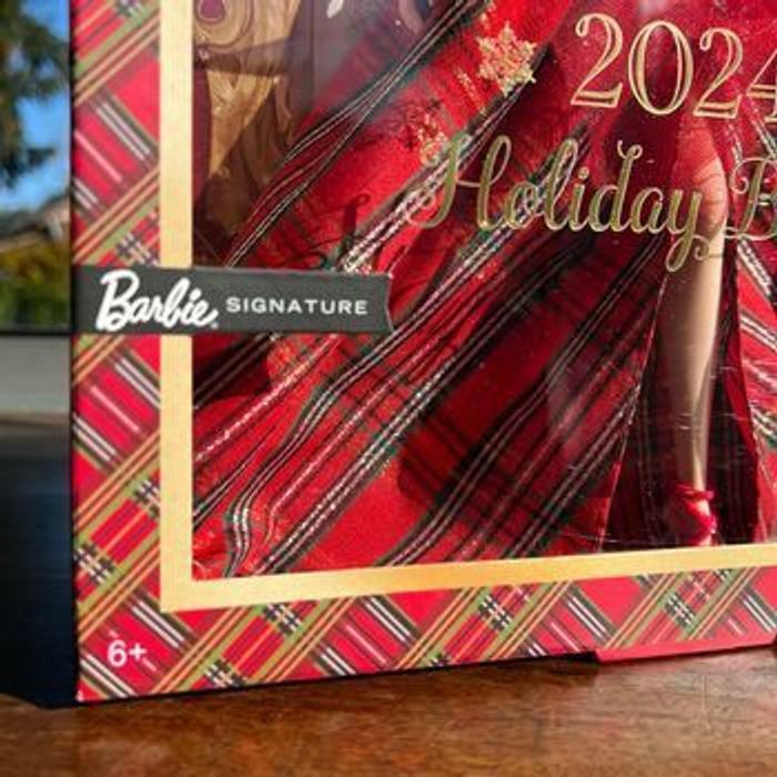 Poupée Barbie signature Joyeux Noël Blonde : Holiday Barbie 2024 - photo numéro 5