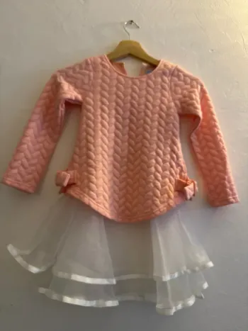 Pull rose 8 ans avec tulle neuf