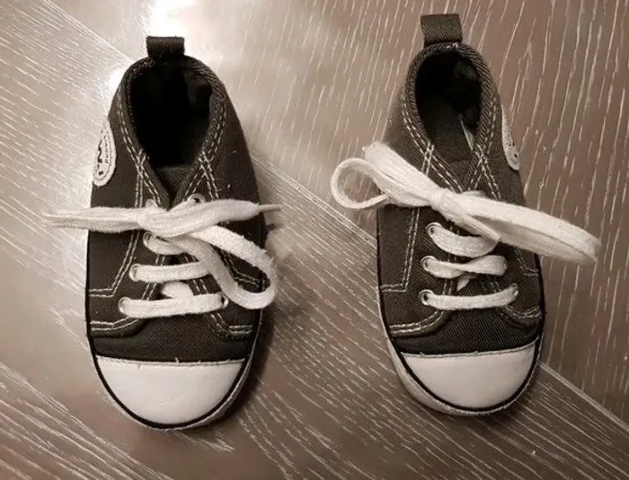 Baskets pour bébé 6-12 mois. Pointure 20-21
