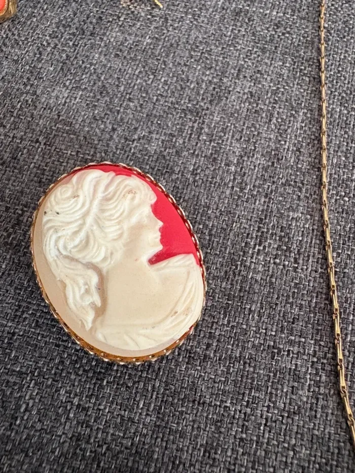 Ensemble collier/ boucle d’oreilles et pin’s - photo numéro 3