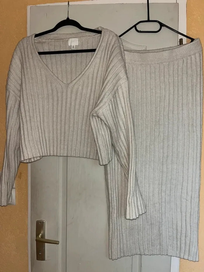 ensemble maille côtelé écru jupe et pull col v hm h&m crème