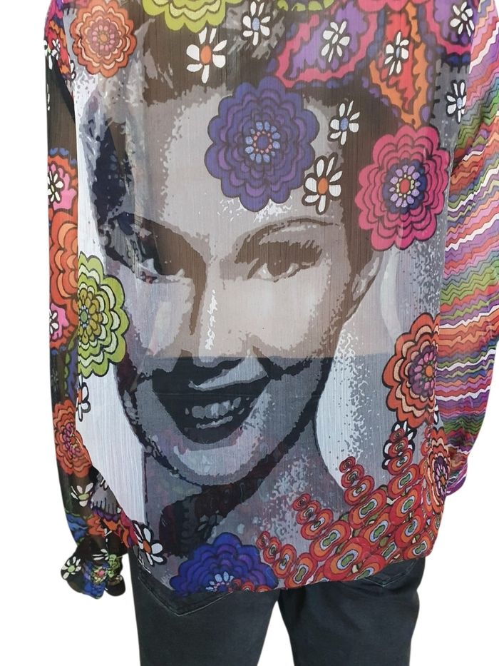 Tunique Voile Transparent Desigual – Imprimé Floral & Portrait Arty
- photo numéro 2