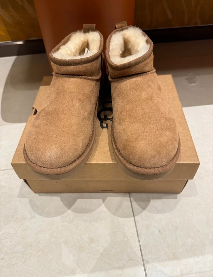 Bottes Ugg mini  taille 37 - photo numéro 3