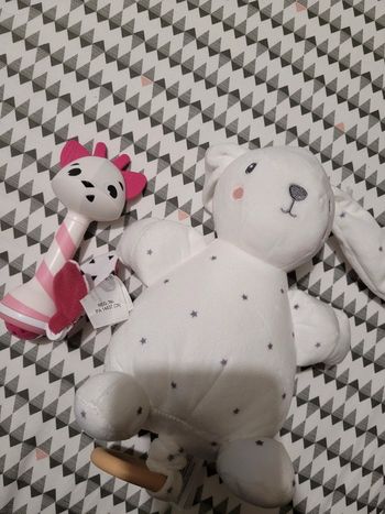Lot hochet et lapin à musique neufs