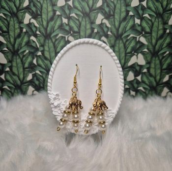 Boucles d’oreilles perles écru et doré et breloques éléphants 🦻🐘✨ #Bijoux #Créations #Éléphants