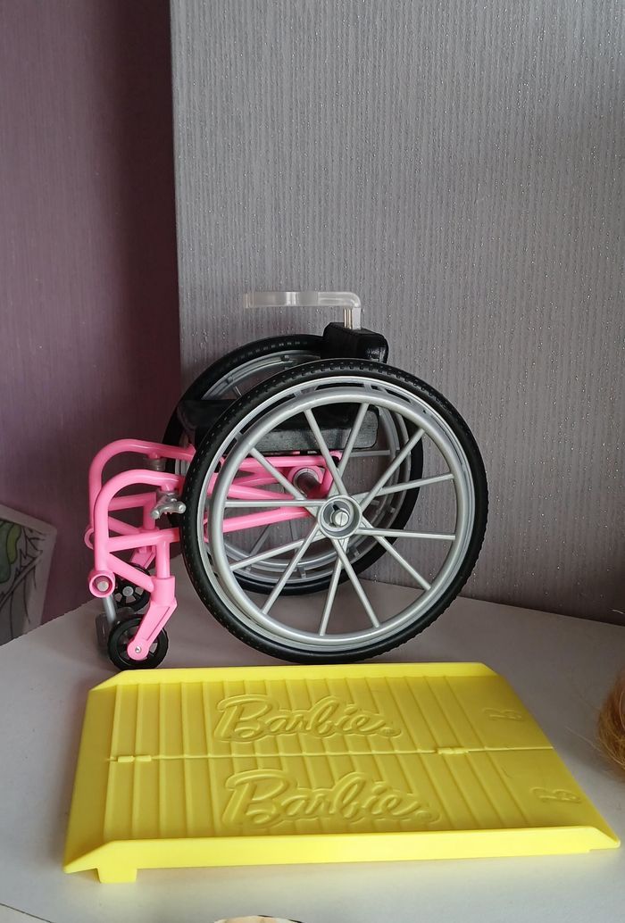 Fauteuil roulant barbie - photo numéro 3