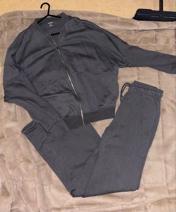 Ensemble jogging et gilet gris large 