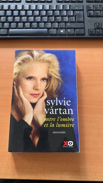 Livre. Entre l'ombre et la lumière. Sylvie Vartan.