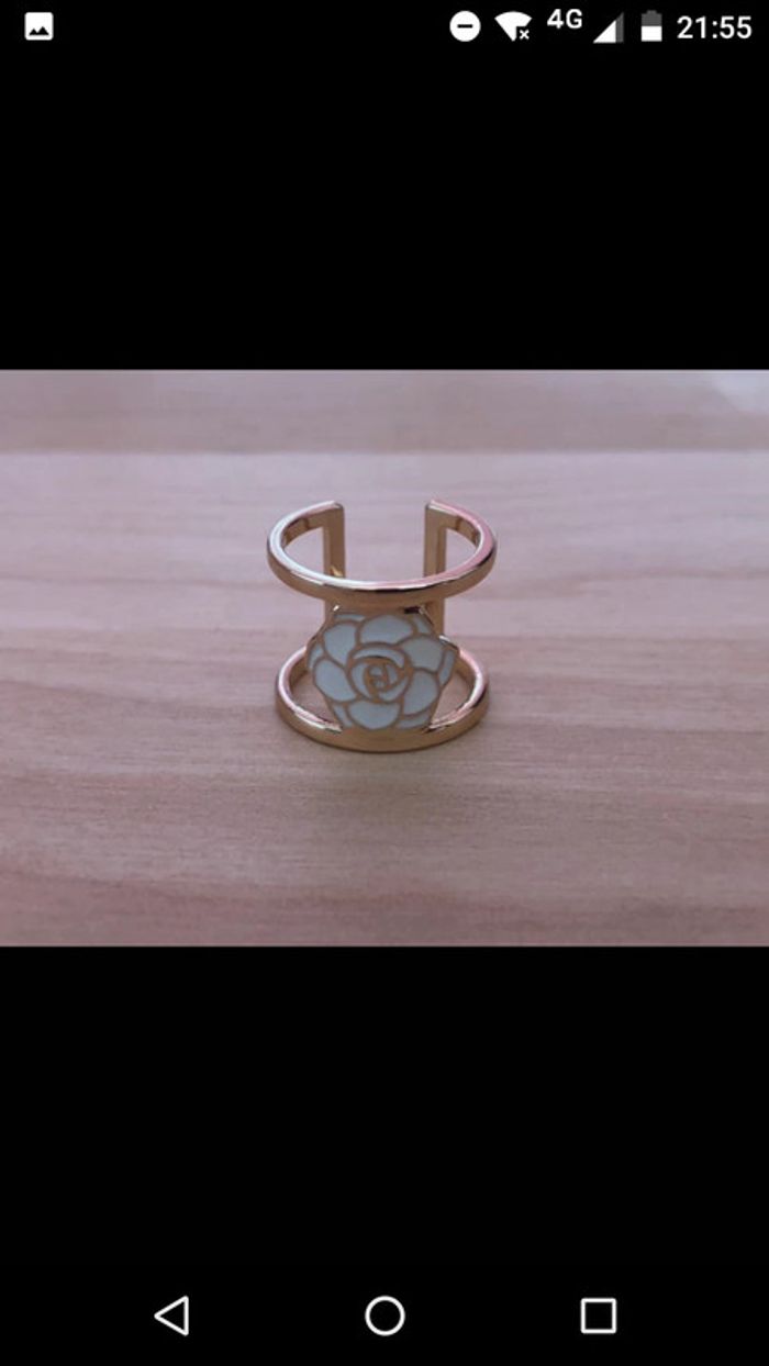 Bague dorée fleur blanche neuve