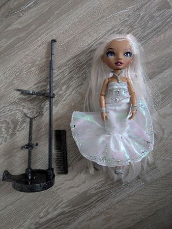 Poupée rainbow high Roxie Grand Holiday avec socle