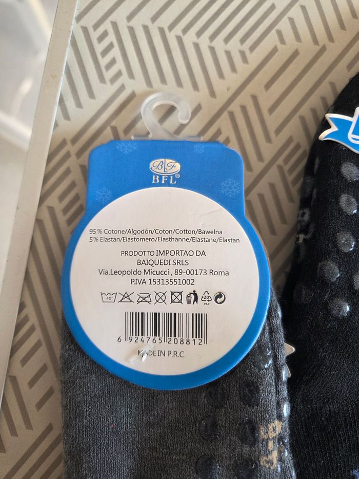 Lot 9 paires de chaussettes neuves antidérapante 24/27 - photo numéro 4