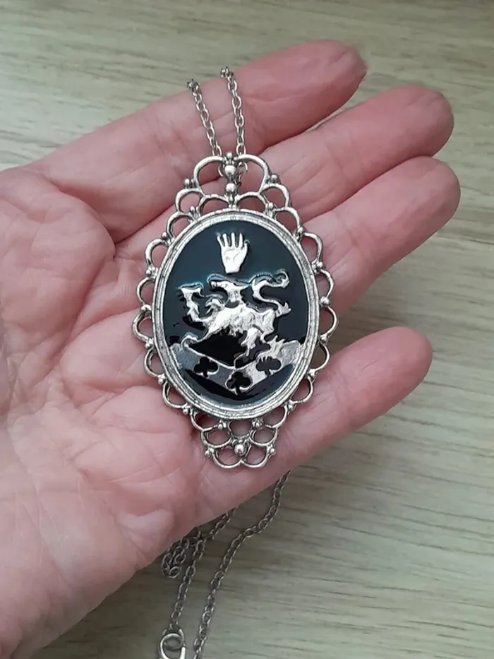 Collier porté par Rosalie dans la Saga Twilight - photo numéro 5