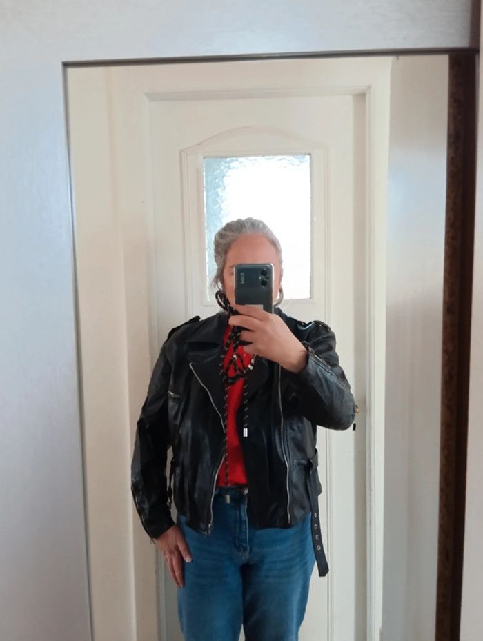 Veste en cuir perfecto 
Tressé aux épaules,
Bas ajusté,
Taille 40/42 - photo numéro 9