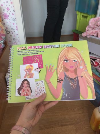 Carnet à dessin manucure.