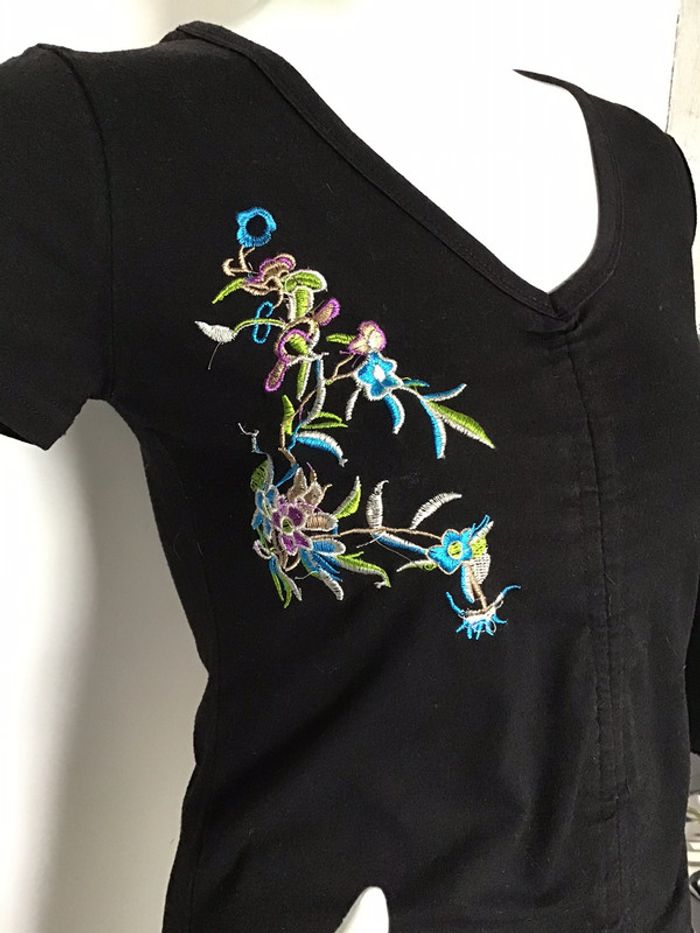Tee shirt a motif brodé - photo numéro 2